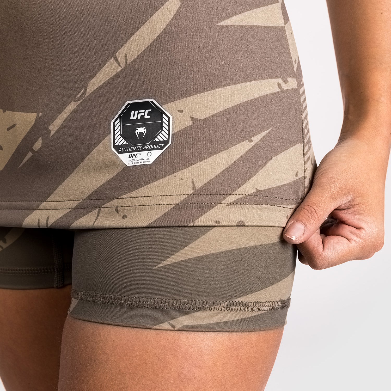 UFC Adrenaline By Venum Fight Week Camiseta de Mujer Dry-Tech - Desert Camo - Image 7