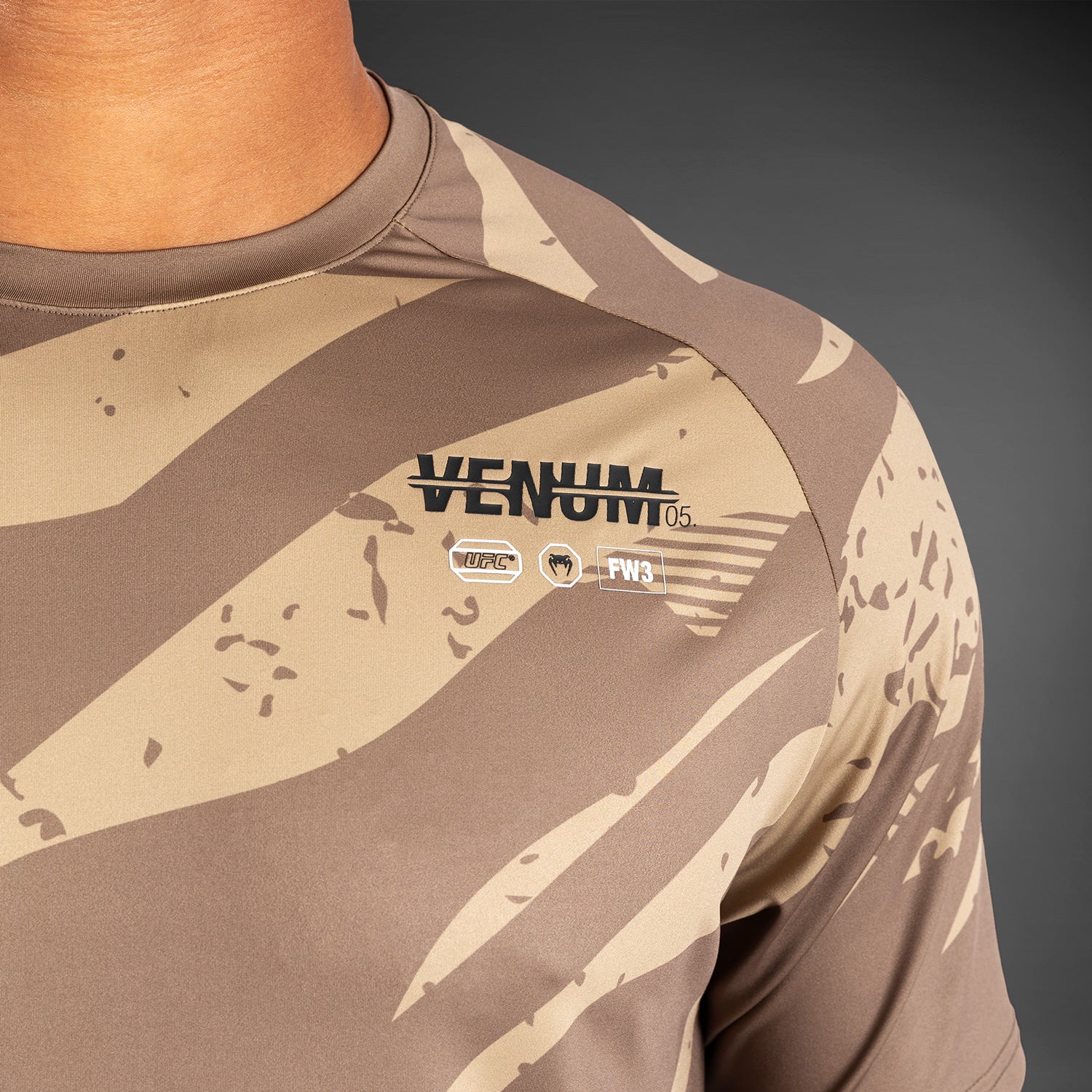 UFC Adrenaline By Venum Fight Week Camiseta Dry Tech para Hombre - Desert Camo - Image 7