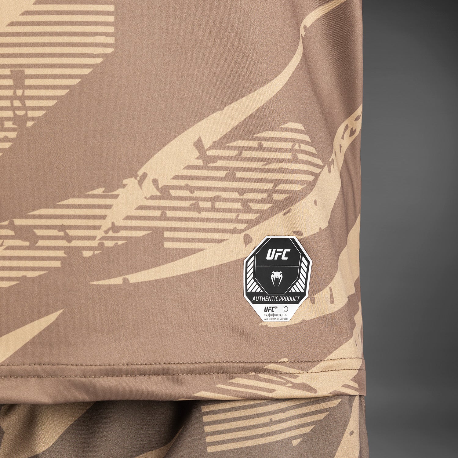 UFC Adrenaline By Venum Fight Week Camiseta Dry Tech para Hombre - Desert Camo - Image 9