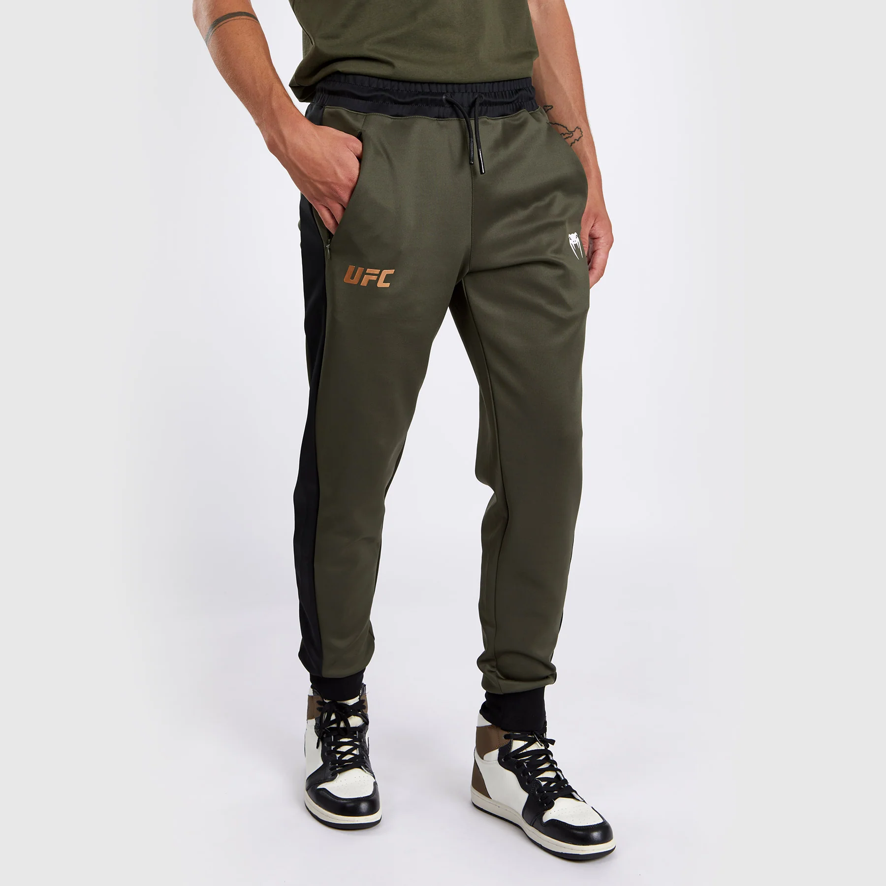 UFC Adrenaline by Venum Fight Week Pantalón de chándal de alto rendimiento para Hombre - Caqui/Bronce - Image 7