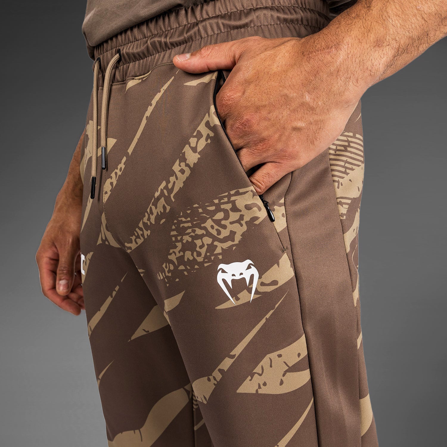 UFC Adrenaline By Venum Fight Week Pantalón de Hombre - Desert Camo - Image 5