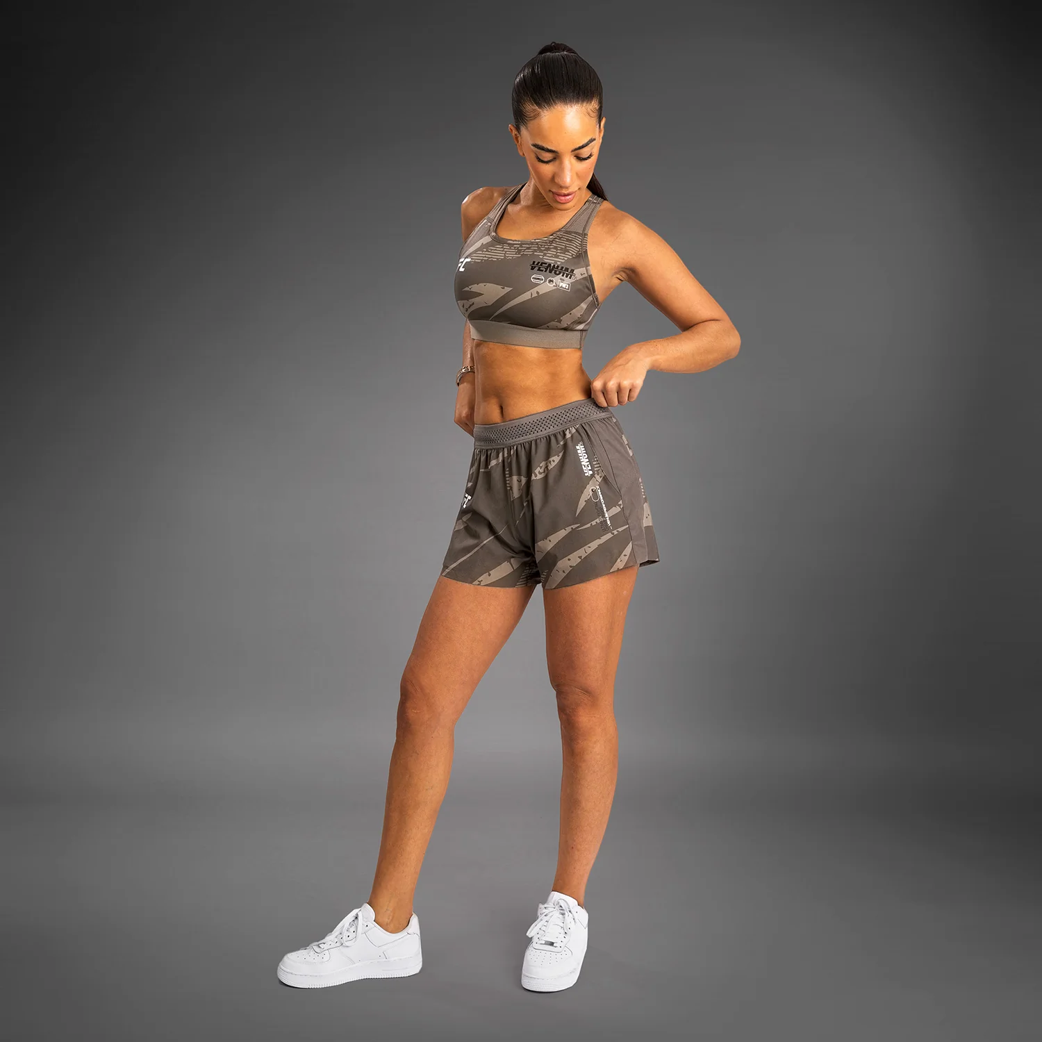 UFC Adrenaline By Venum Fight Week Pantalones Cortos de Rendimiento para Mujer - Desert Camo - Image 5