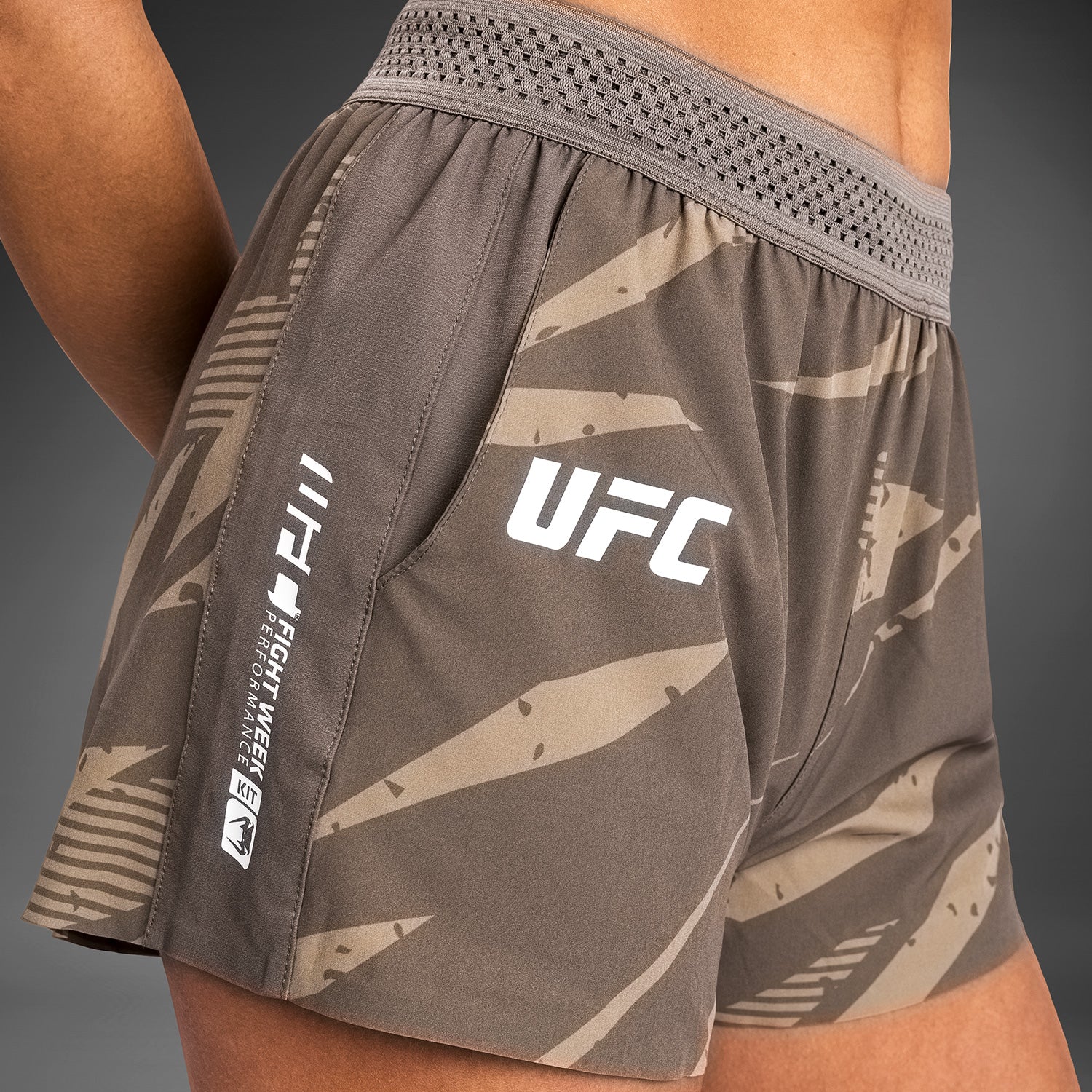 UFC Adrenaline By Venum Fight Week Pantalones Cortos de Rendimiento para Mujer - Desert Camo - Image 6