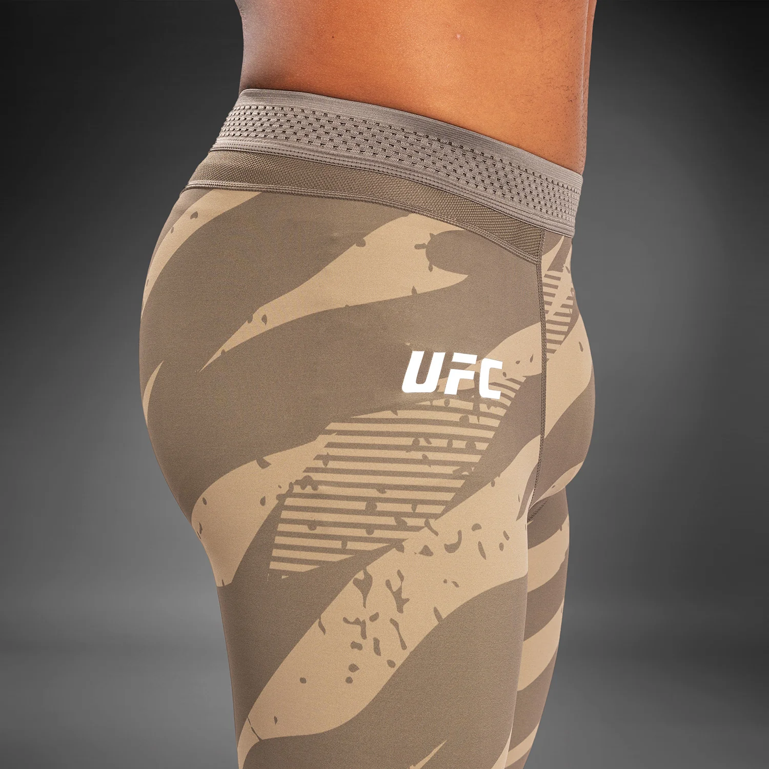 UFC Adrenaline By Venum Fight Week Performance Malla para Hombre - Desert Camo - Image 5