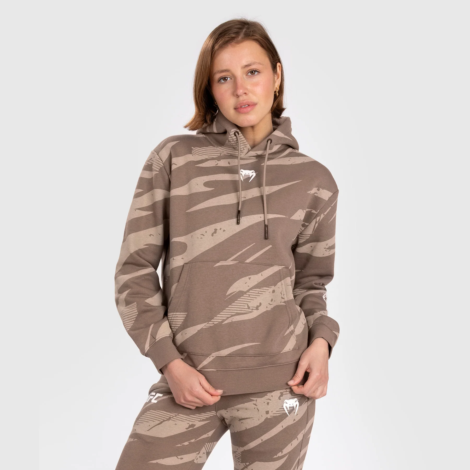 UFC Adrenaline By Venum Fight Week Sudadera Con Capucha para Mujer - Desert Camo - Image 2