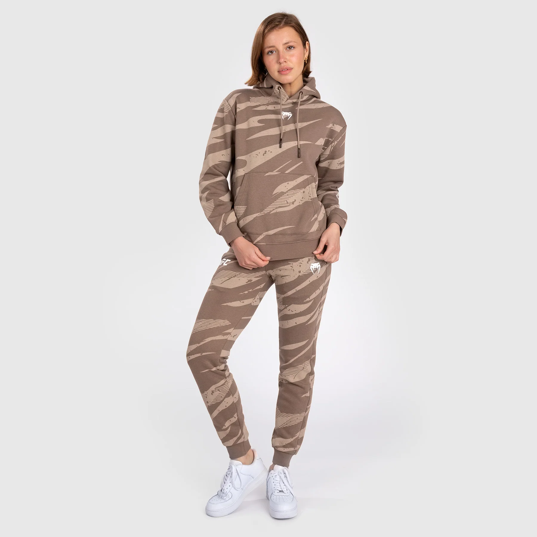 UFC Adrenaline By Venum Fight Week Sudadera Con Capucha para Mujer - Desert Camo - Image 3