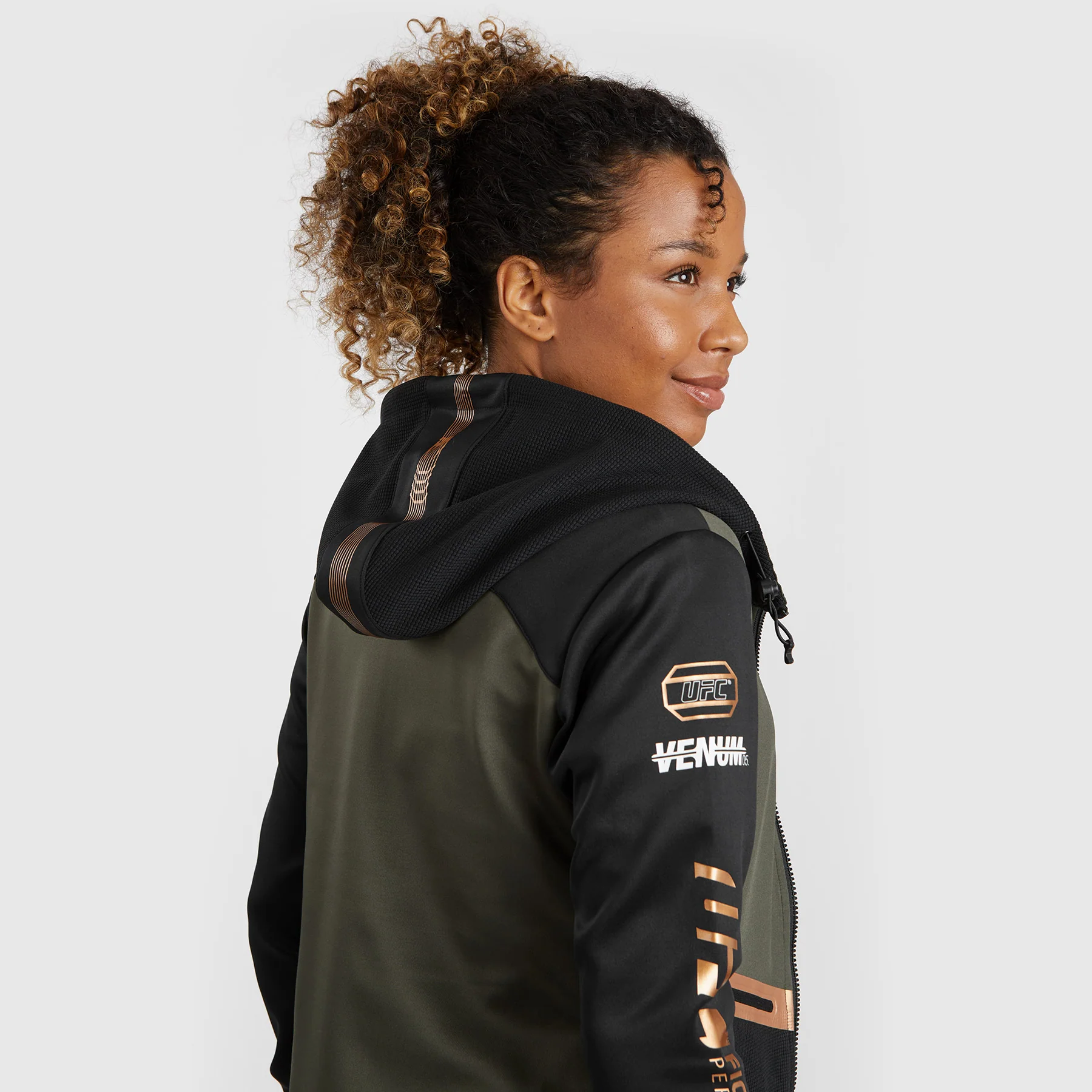 UFC Adrenaline by Venum Fight Week Sudadera con capucha y cremallera para mujer - Caqui/Bronce - Image 2