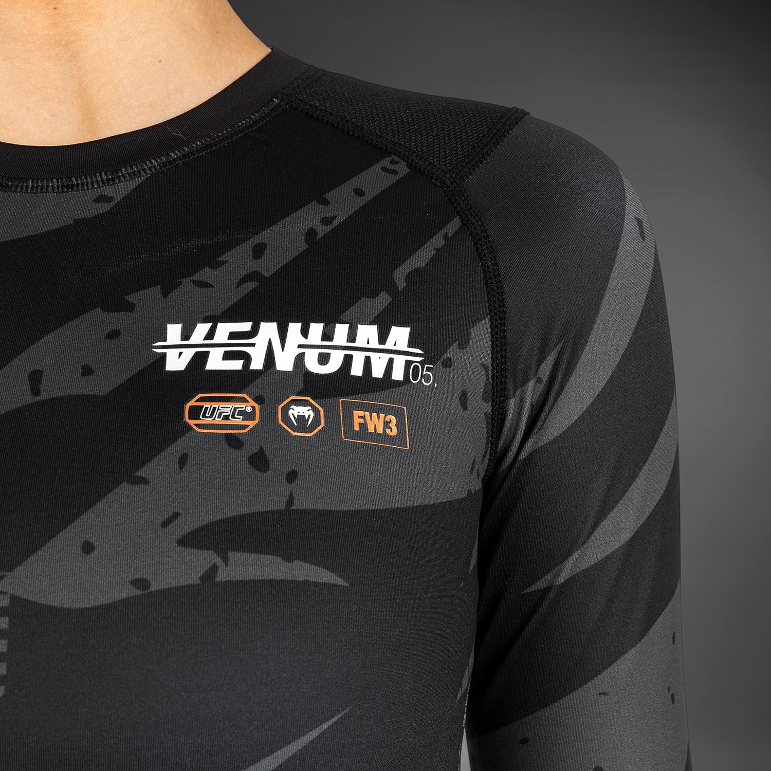 UFC Adrenaline de Venum Fight Week Camiseta de Compresión de Manga Larga para Mujer - Urban Camo - Image 7