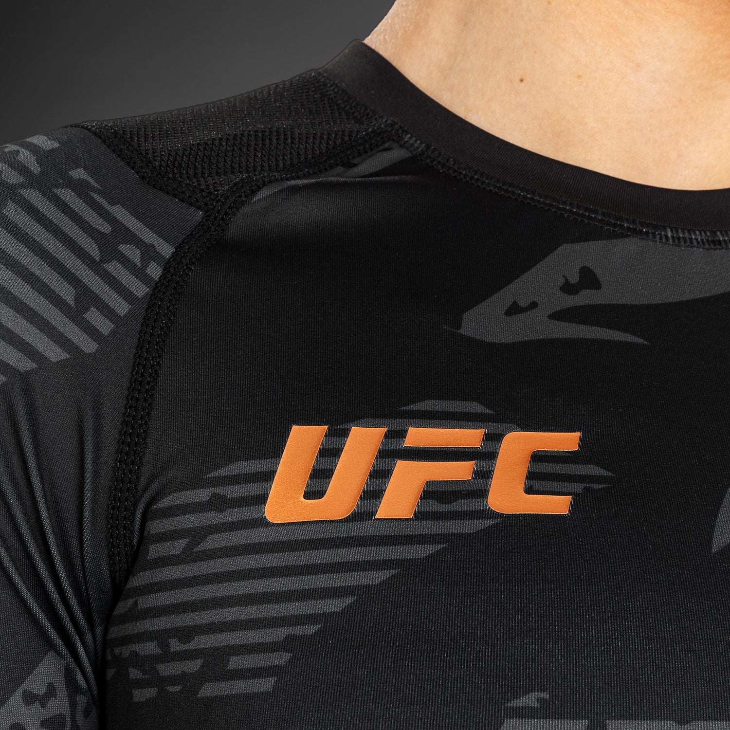 UFC Adrenaline de Venum Fight Week Camiseta de Compresión de Manga Larga para Mujer - Urban Camo - Image 8