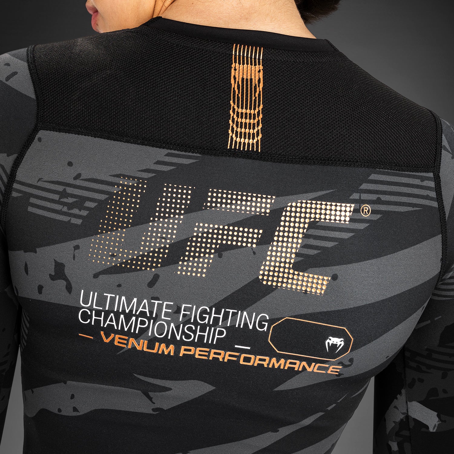 UFC Adrenaline de Venum Fight Week Camiseta de Compresión de Manga Larga para Mujer - Urban Camo - Image 9