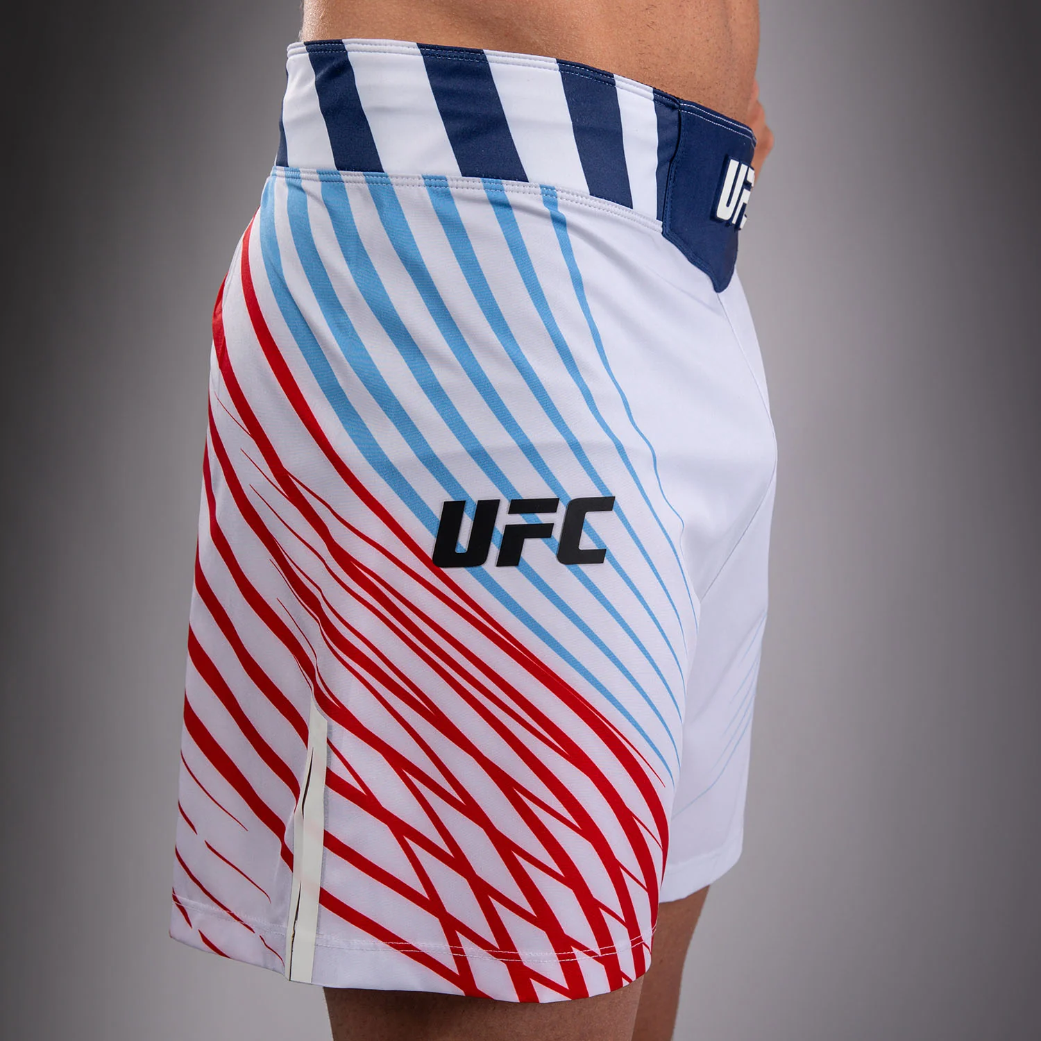 Official UFC Freedom 250 by Venum Authentic Fight Night Fight Shorts de ajuste corto para hombre - Blanco - Image 6