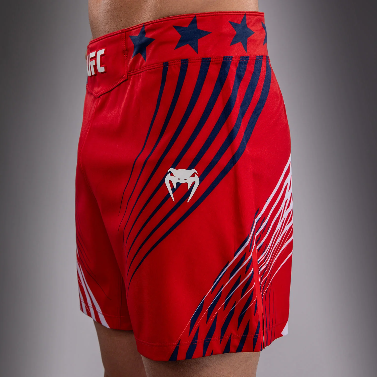 Official UFC Freedom 250 by Venum Authentic Fight Night Fight Shorts de ajuste corto para hombre - Rojo - Image 5