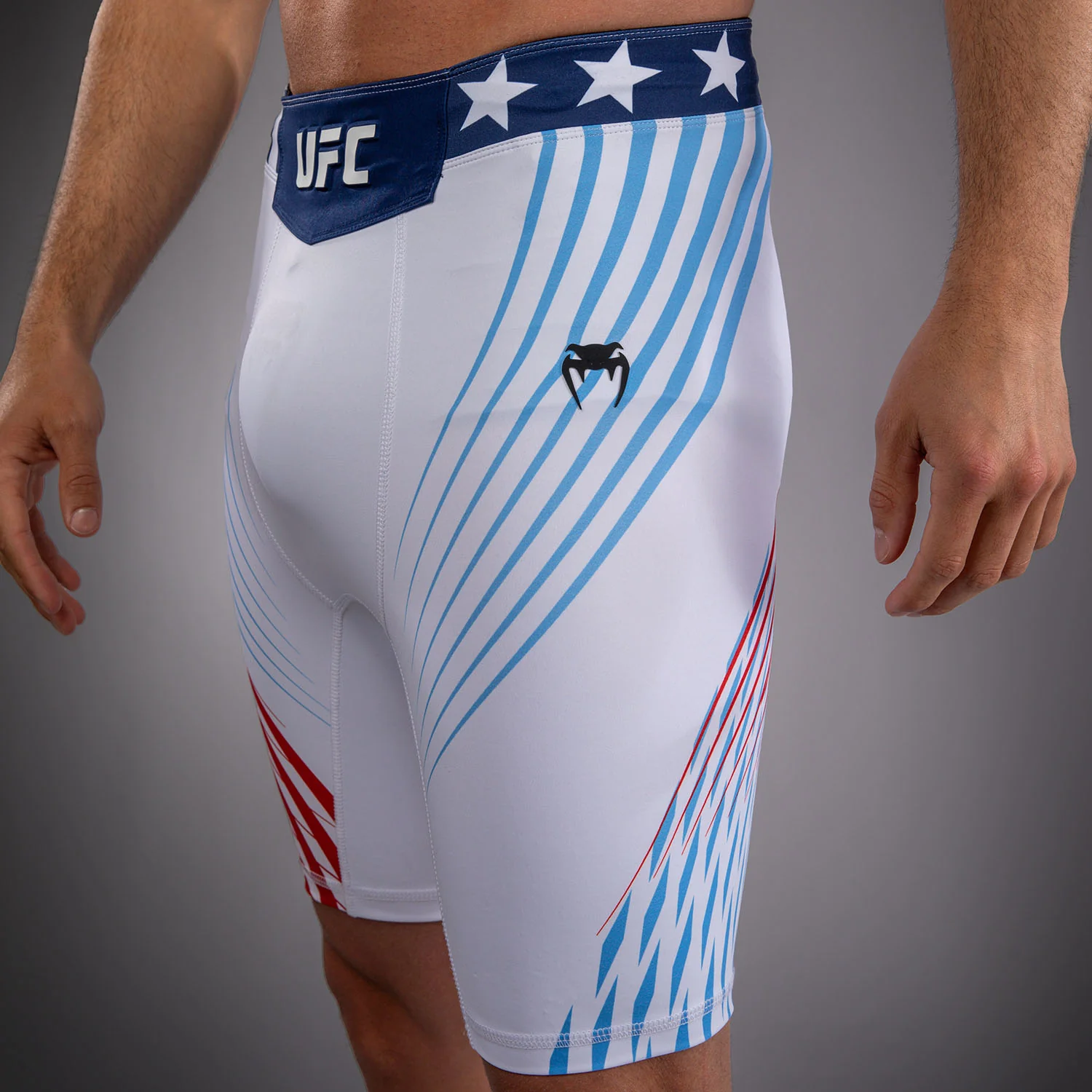 Official UFC Freedom 250 by Venum Authentic Fight Night Vale Tudo Shorts para hombre - Blanco - Image 5