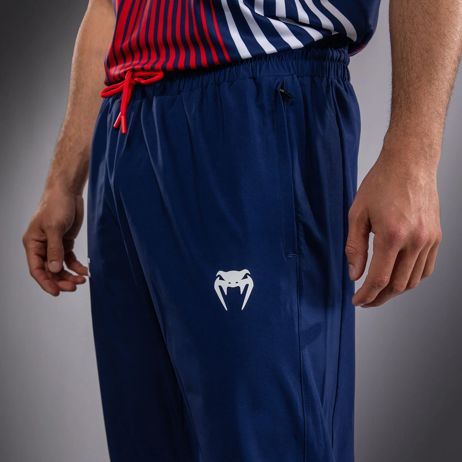 Official UFC Freedom 250 by Venum Authentic Fight Night Walkout Pantalón para hombre - Azul - Image 5