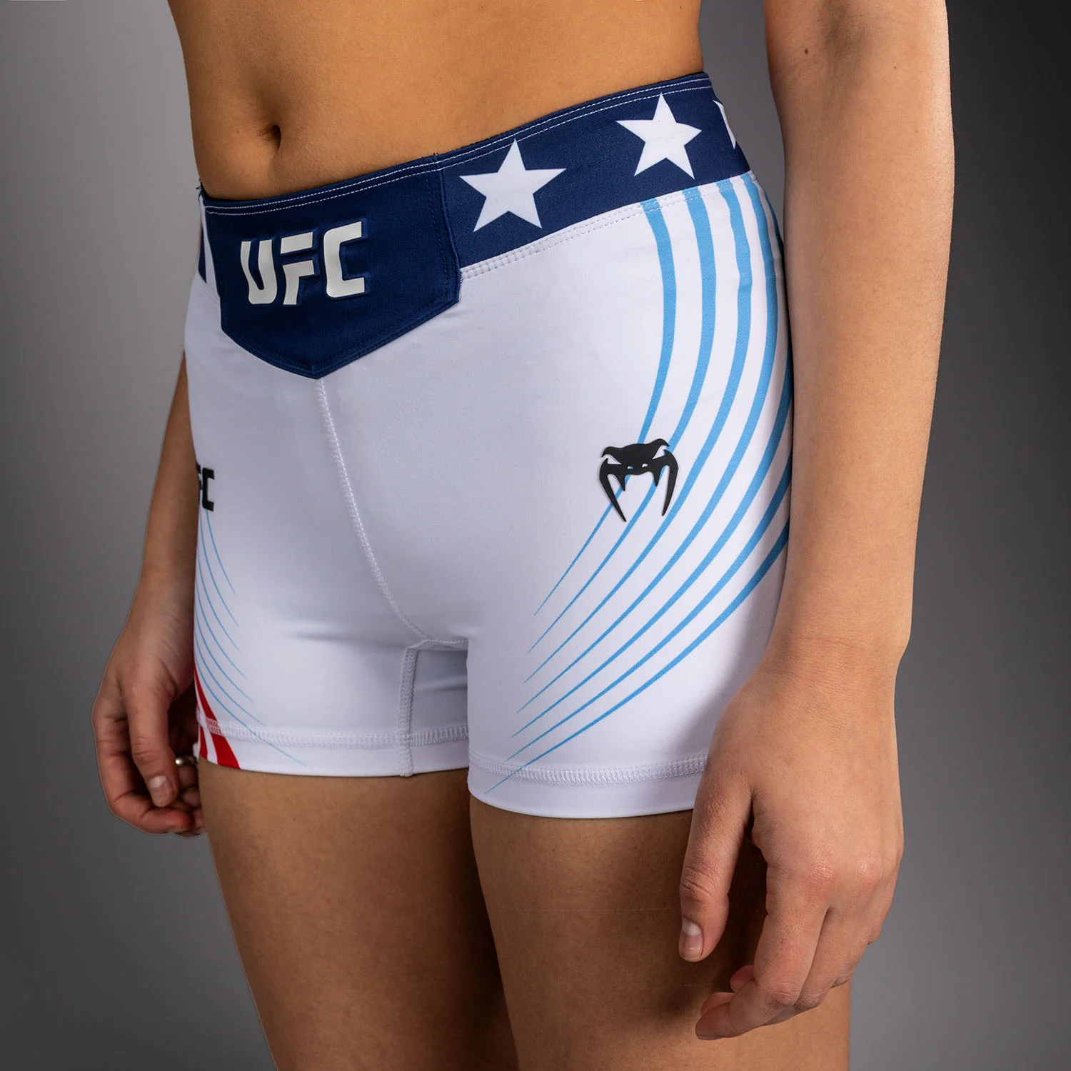 Official UFC Freedom 250 by Venum Authentic Vale Tudo Shorts de ajuste corto para mujer - Blanco - Image 6