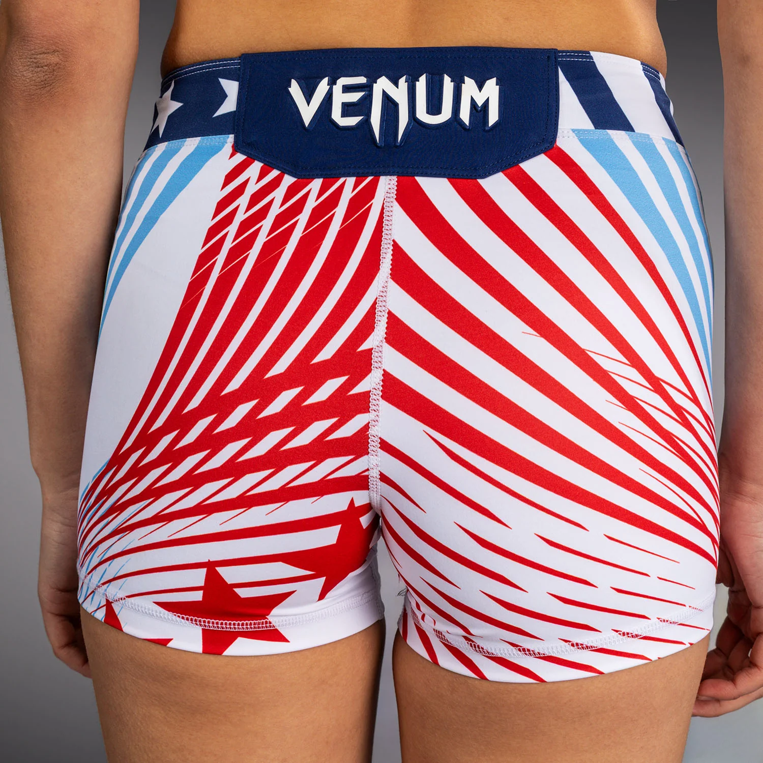 Official UFC Freedom 250 by Venum Authentic Vale Tudo Shorts de ajuste corto para mujer - Blanco - Image 8
