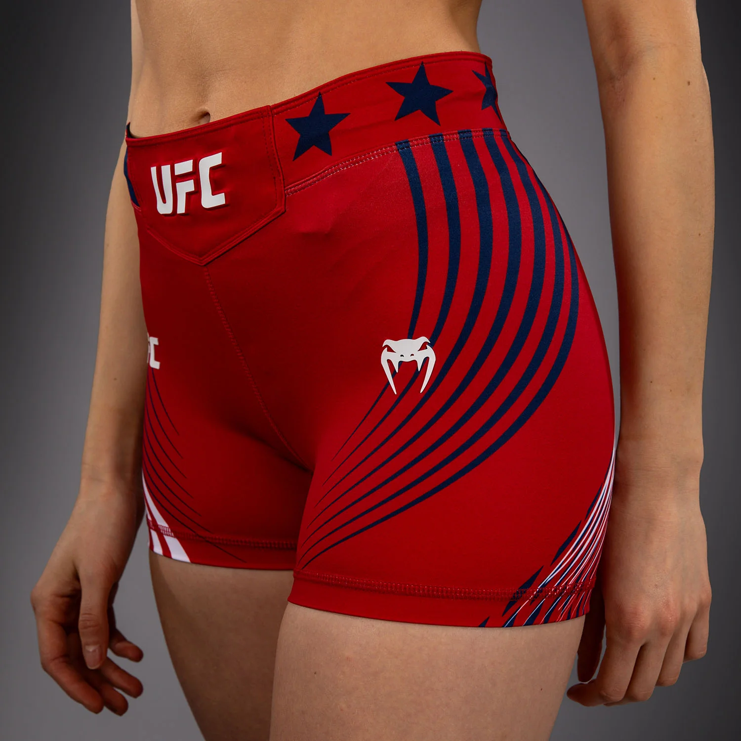 Official UFC Freedom 250 by Venum Authentic Vale Tudo Shorts de ajuste corto para mujer - Rojo - Image 4