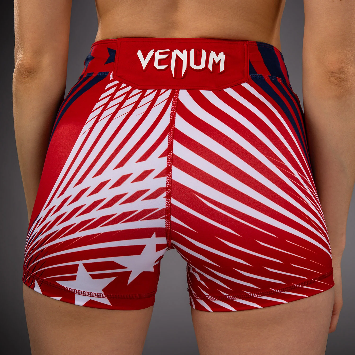 Official UFC Freedom 250 by Venum Authentic Vale Tudo Shorts de ajuste corto para mujer - Rojo - Image 6