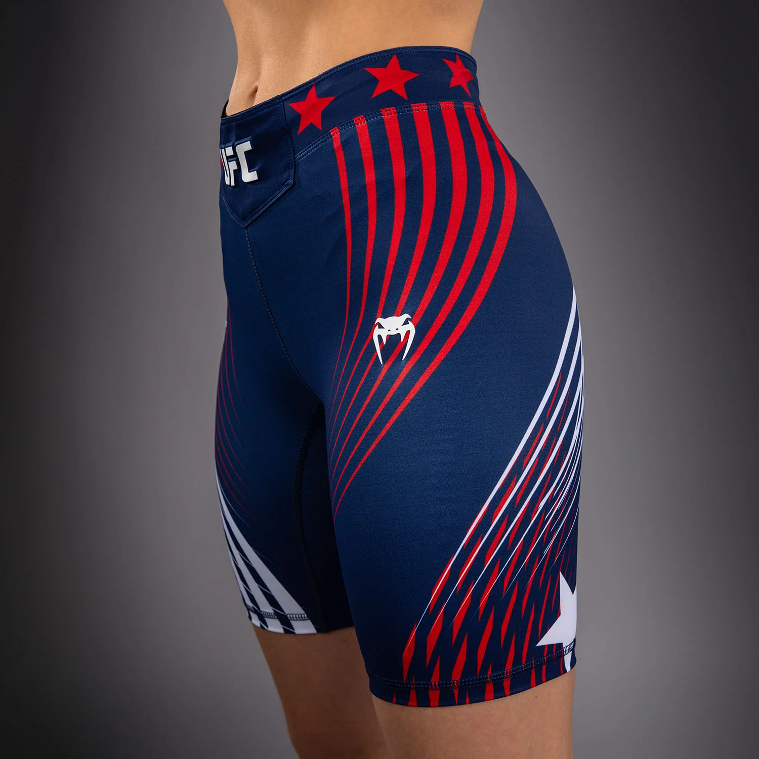Official UFC Freedom 250 by Venum Authentic Vale Tudo Shorts de ajuste largo para mujer - Azul - Image 5