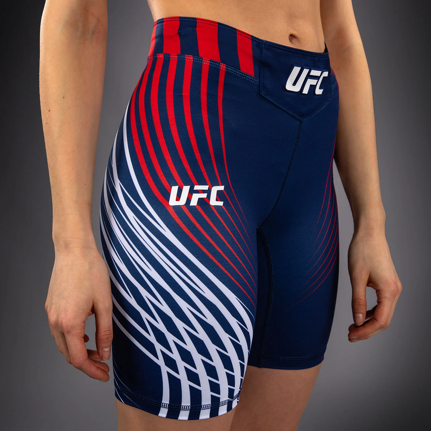 Official UFC Freedom 250 by Venum Authentic Vale Tudo Shorts de ajuste largo para mujer - Azul - Image 6