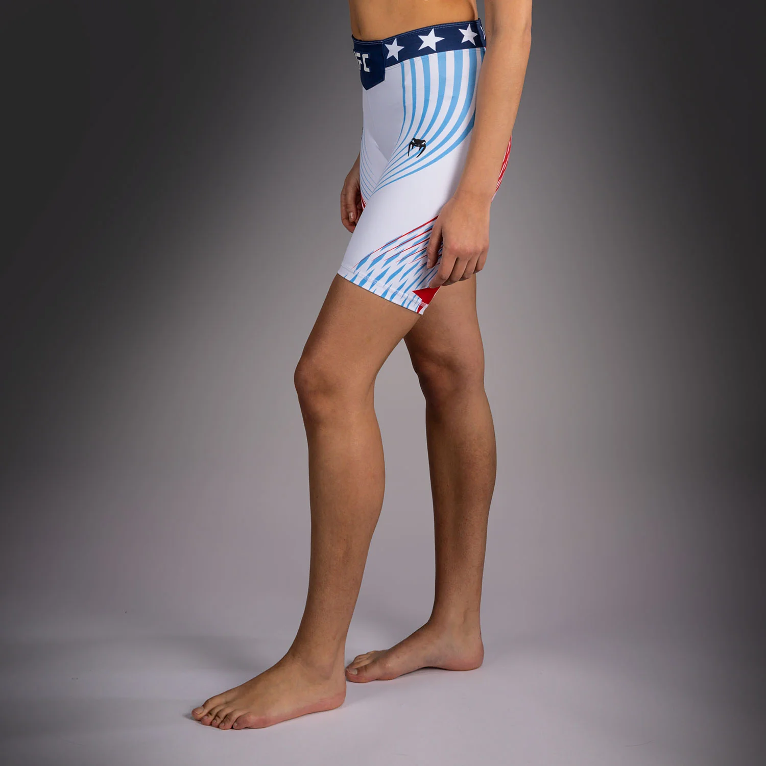Official UFC Freedom 250 by Venum Authentic Vale Tudo Shorts de ajuste largo para mujer - Blanco - Image 2