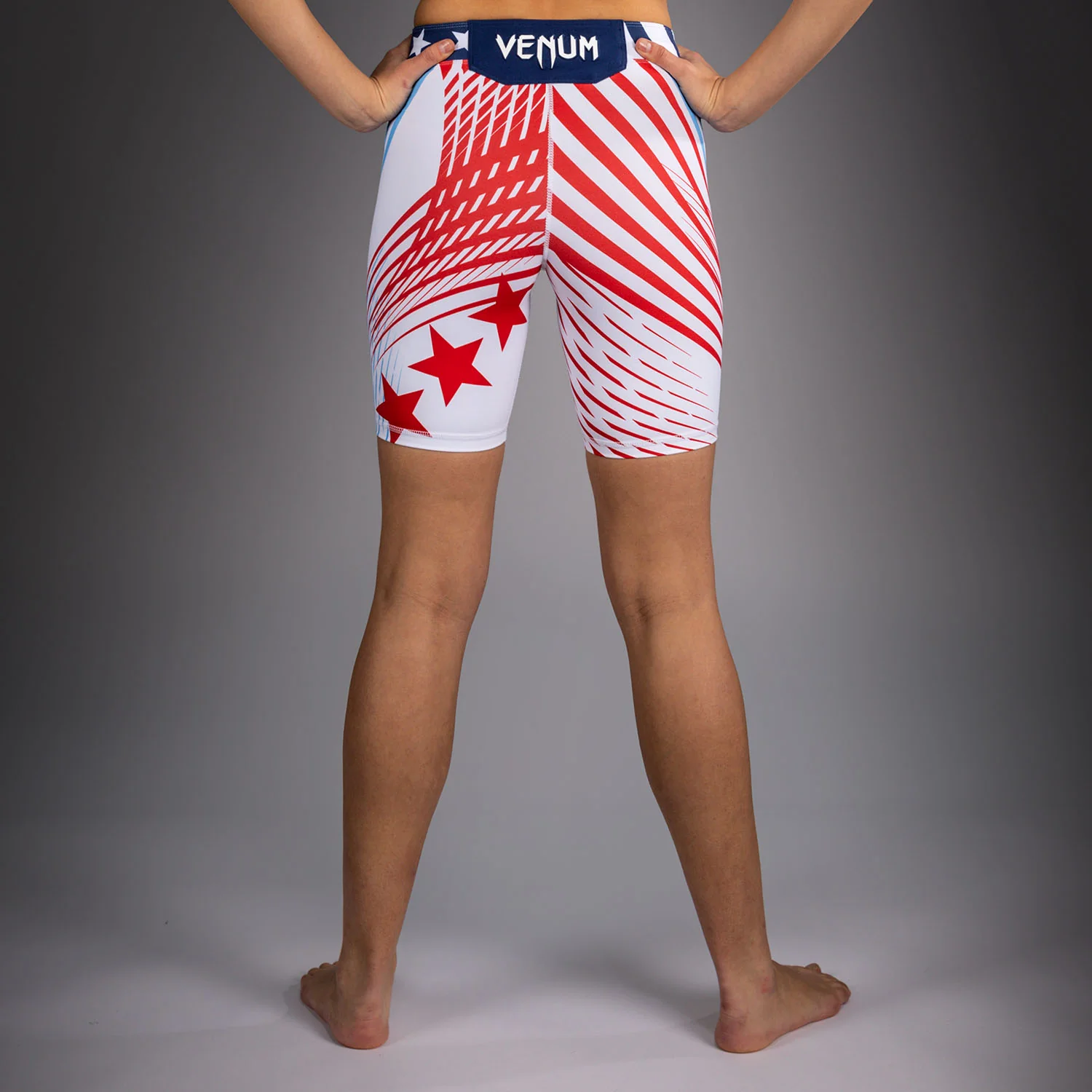 Official UFC Freedom 250 by Venum Authentic Vale Tudo Shorts de ajuste largo para mujer - Blanco - Image 3
