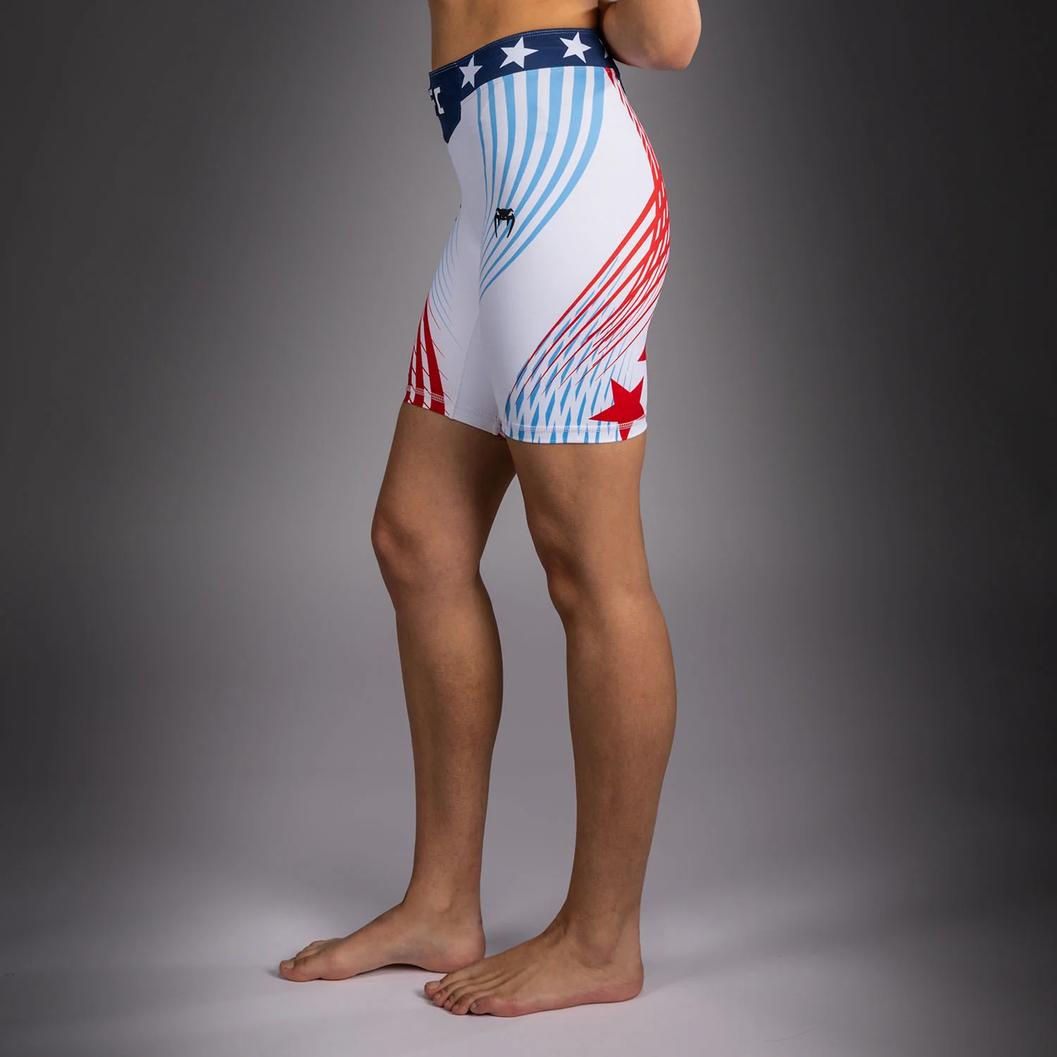 Official UFC Freedom 250 by Venum Authentic Vale Tudo Shorts de ajuste largo para mujer - Blanco - Image 5