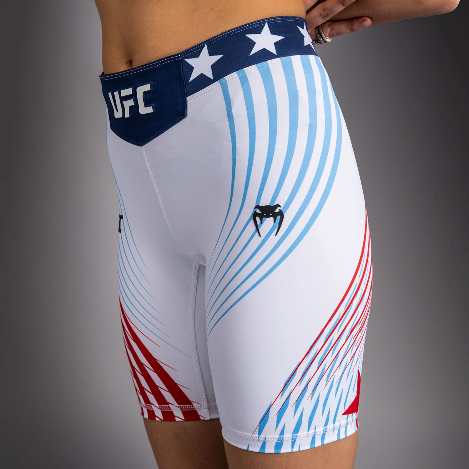 Official UFC Freedom 250 by Venum Authentic Vale Tudo Shorts de ajuste largo para mujer - Blanco - Image 6