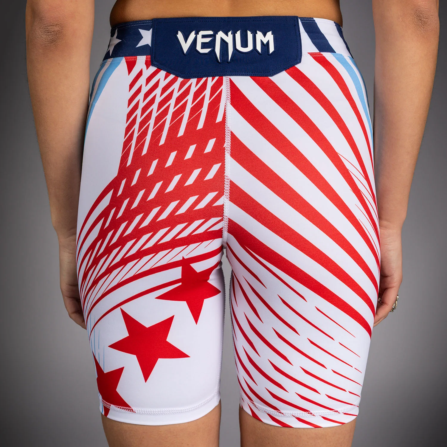 Official UFC Freedom 250 by Venum Authentic Vale Tudo Shorts de ajuste largo para mujer - Blanco - Image 8