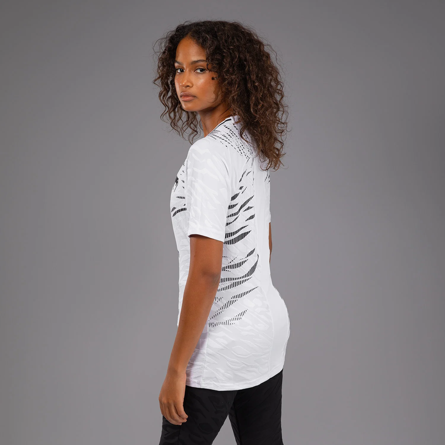 UFC Fusion by Venum Authentic Fight Night Camiseta de Salida para Mujer - Blanco - Image 4