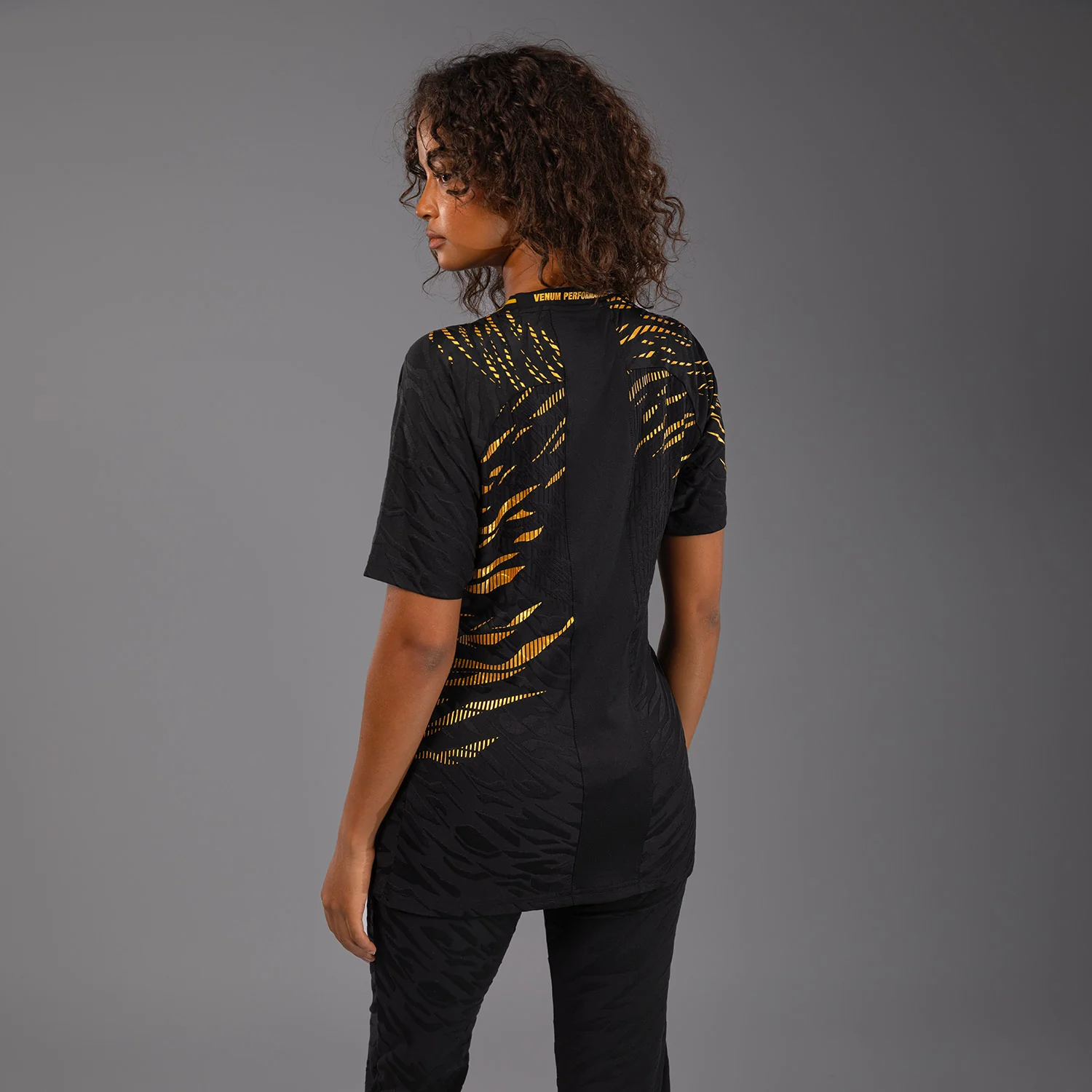 UFC Fusion by Venum Authentic Fight Night Camiseta de Salida para Mujer - Champion - Image 2