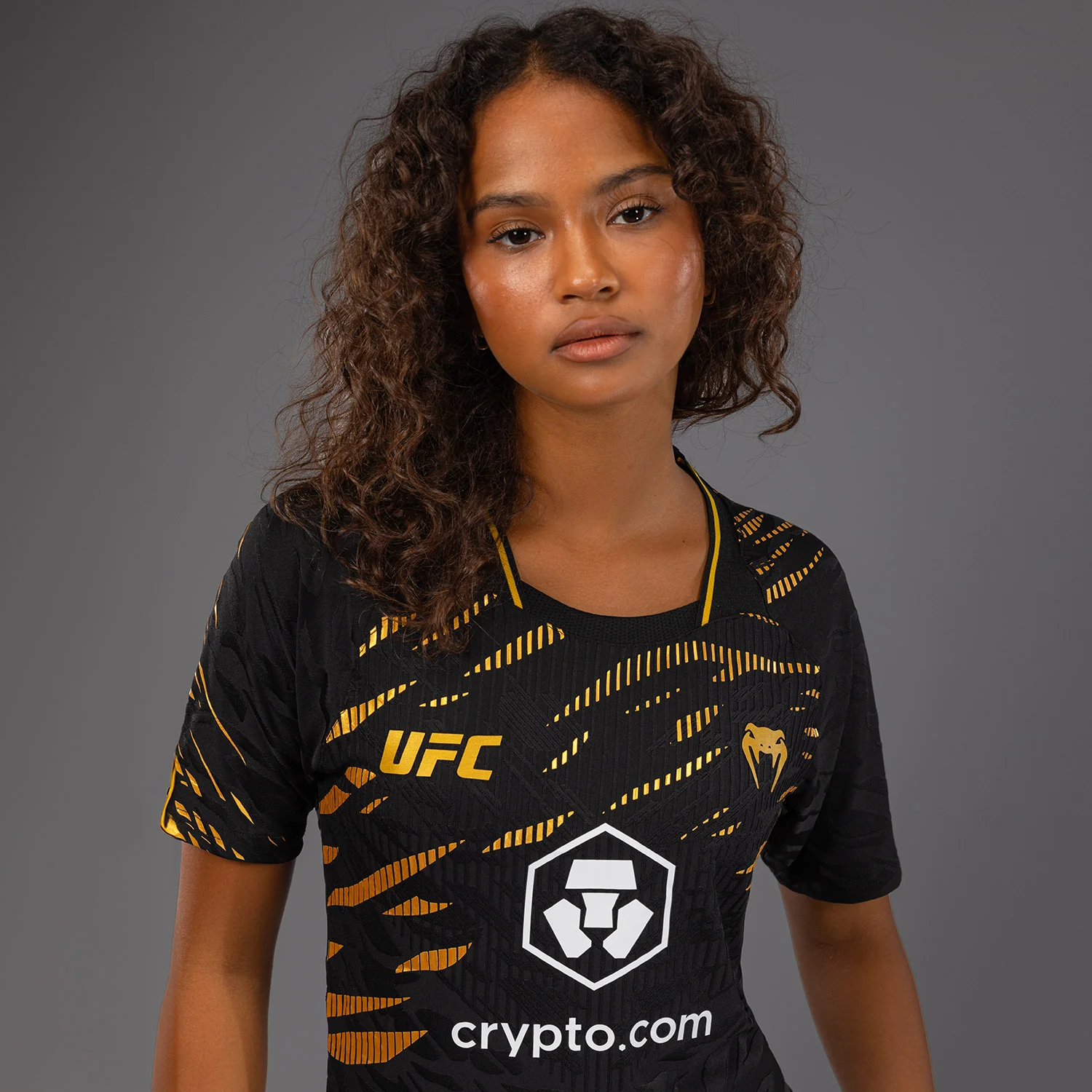 UFC Fusion by Venum Authentic Fight Night Camiseta de Salida para Mujer - Champion - Image 4