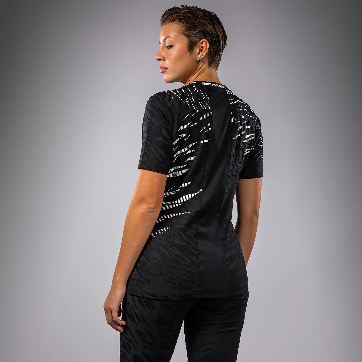 UFC Fusion by Venum Authentic Fight Night Camiseta de Salida para Mujer - Negro - Image 4