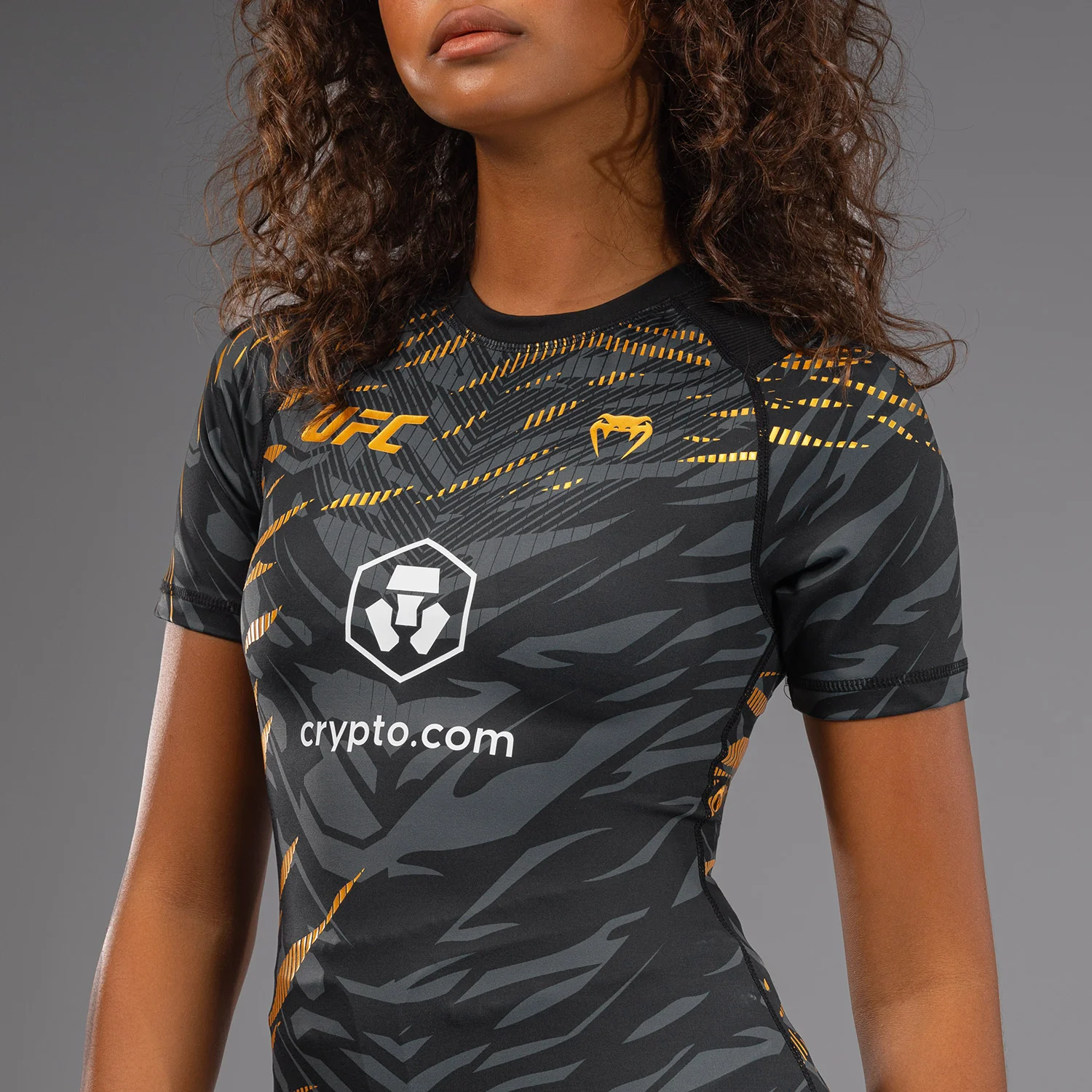 UFC Fusion by Venum Authentic Fight Night Rashguard de Manga Corta de Rendimiento para Mujer - Champion - Image 5