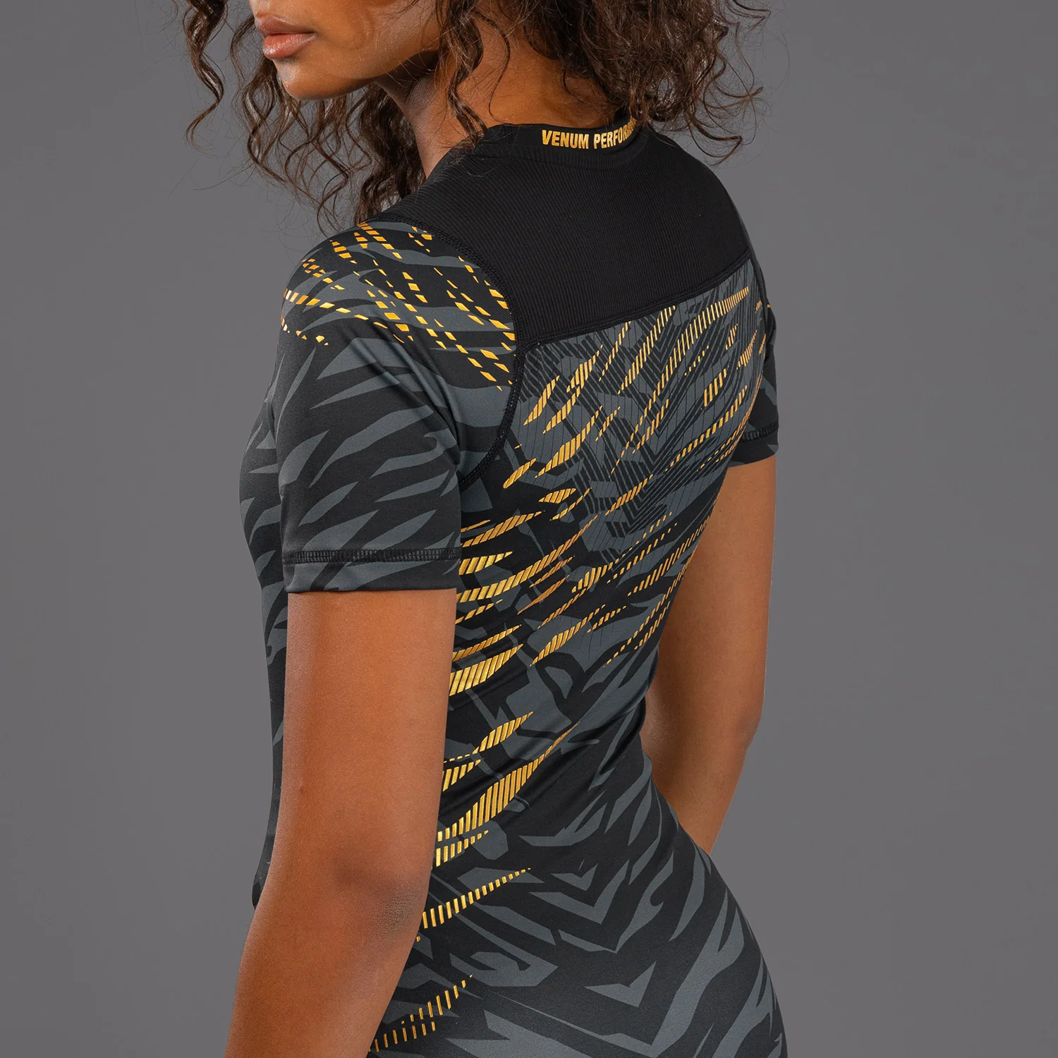 UFC Fusion by Venum Authentic Fight Night Rashguard de Manga Corta de Rendimiento para Mujer - Champion - Image 6
