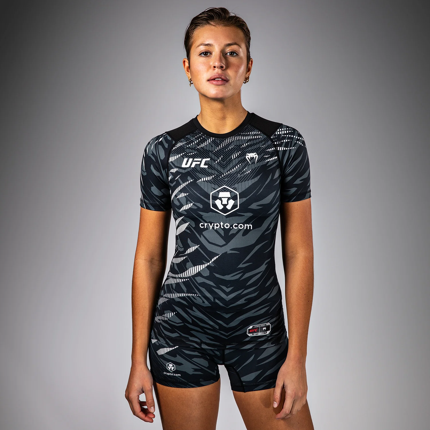 UFC Fusion by Venum Authentic Fight Night Rashguard de Manga Corta de Rendimiento para Mujer - Negro - Image 2