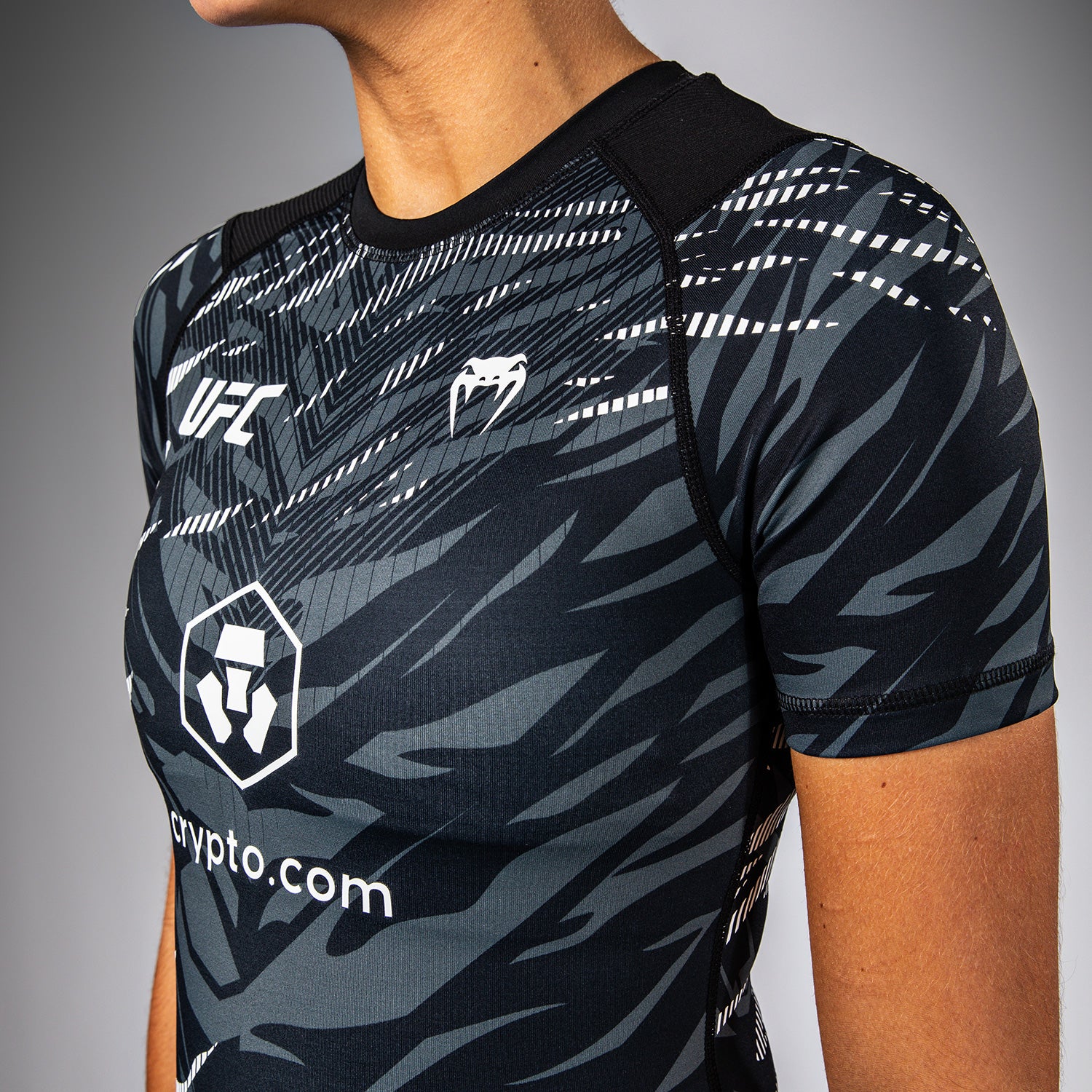 UFC Fusion by Venum Authentic Fight Night Rashguard de Manga Corta de Rendimiento para Mujer - Negro - Image 5