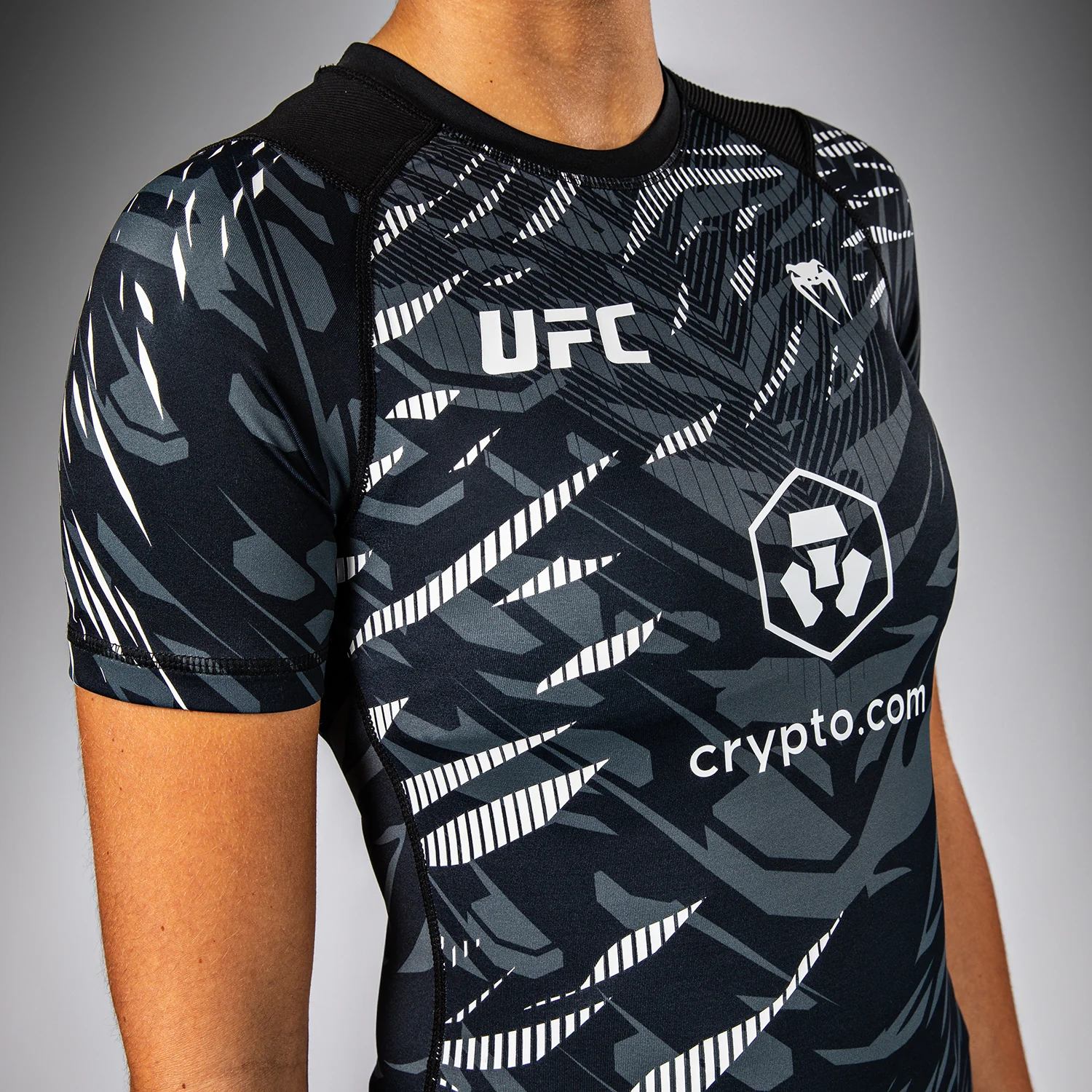 UFC Fusion by Venum Authentic Fight Night Rashguard de Manga Corta de Rendimiento para Mujer - Negro - Image 6