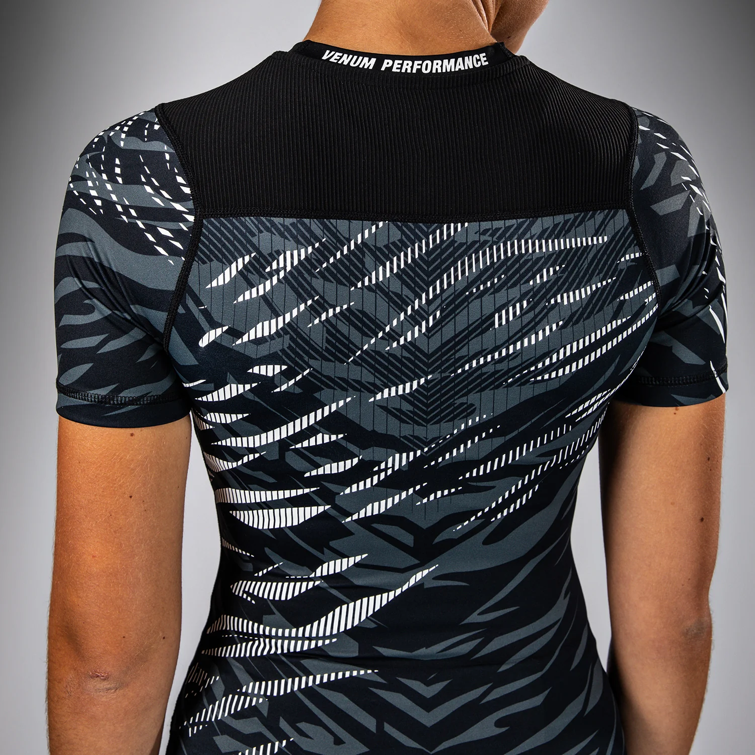 UFC Fusion by Venum Authentic Fight Night Rashguard de Manga Corta de Rendimiento para Mujer - Negro - Image 7