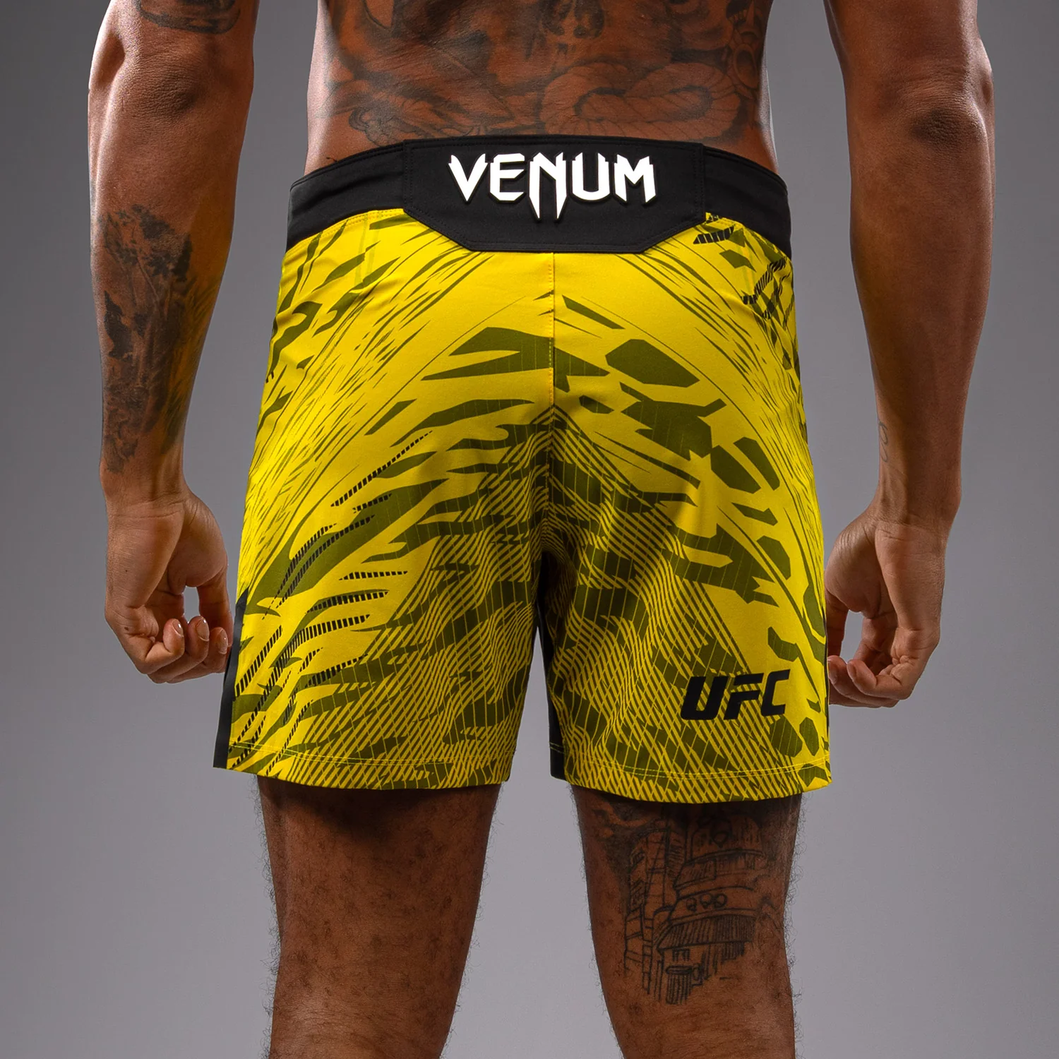 UFC Fusion by Venum Authentic Fight Night Shorts de Lucha para Hombre - Ajuste Corto - Amarillo - Image 8