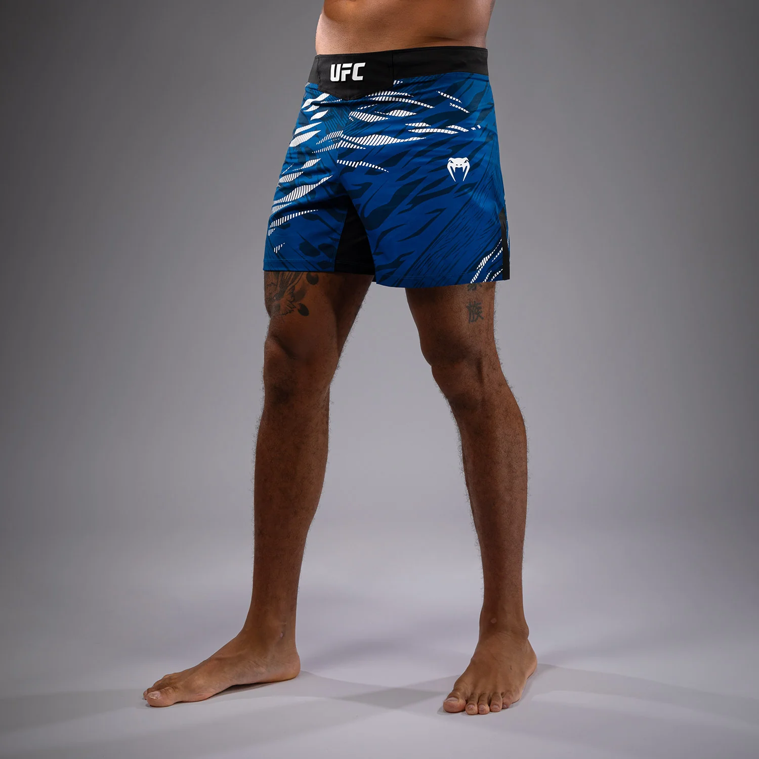 UFC Fusion by Venum Authentic Fight Night Shorts de Lucha para Hombre - Ajuste Corto - Azul - Image 2