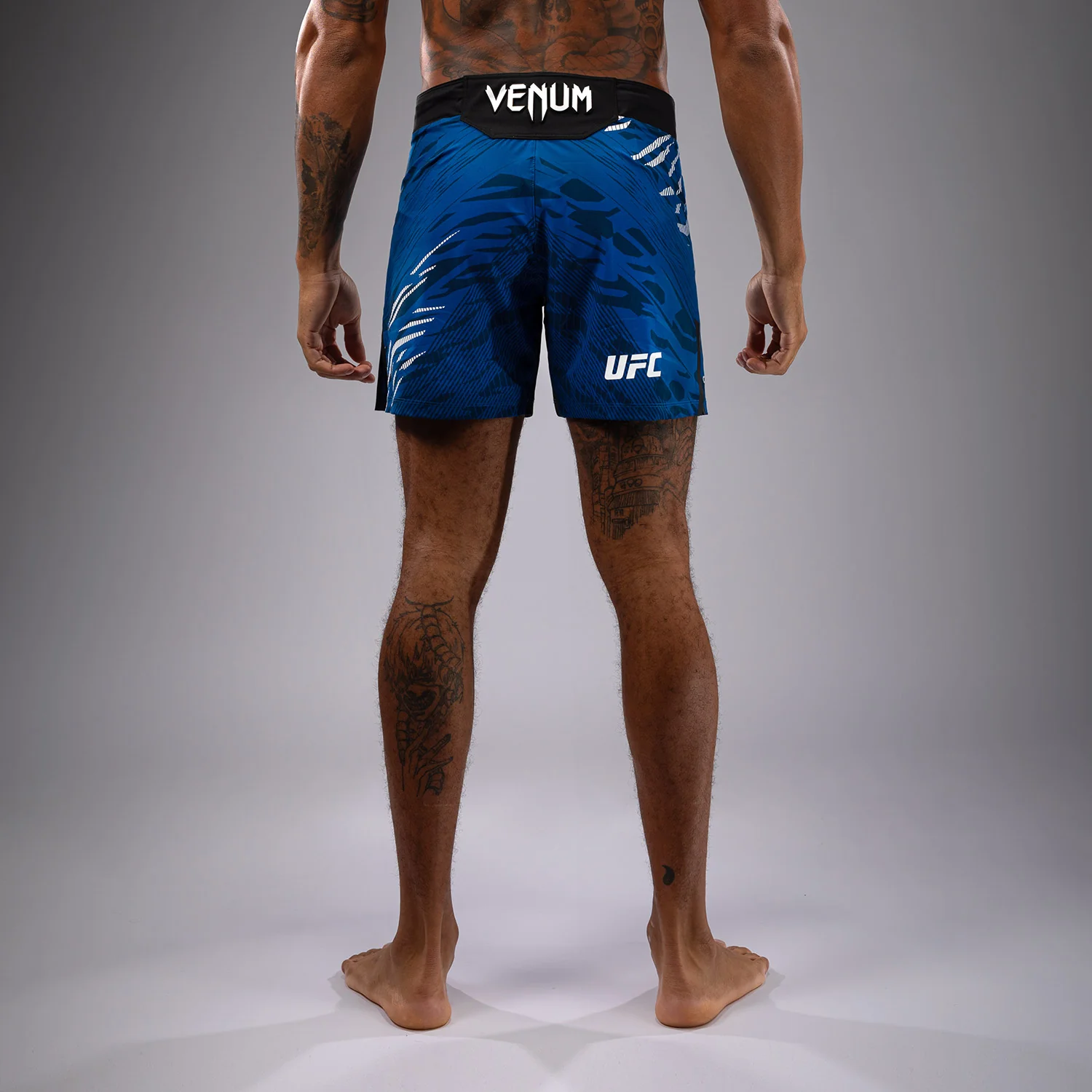 UFC Fusion by Venum Authentic Fight Night Shorts de Lucha para Hombre - Ajuste Corto - Azul - Image 3