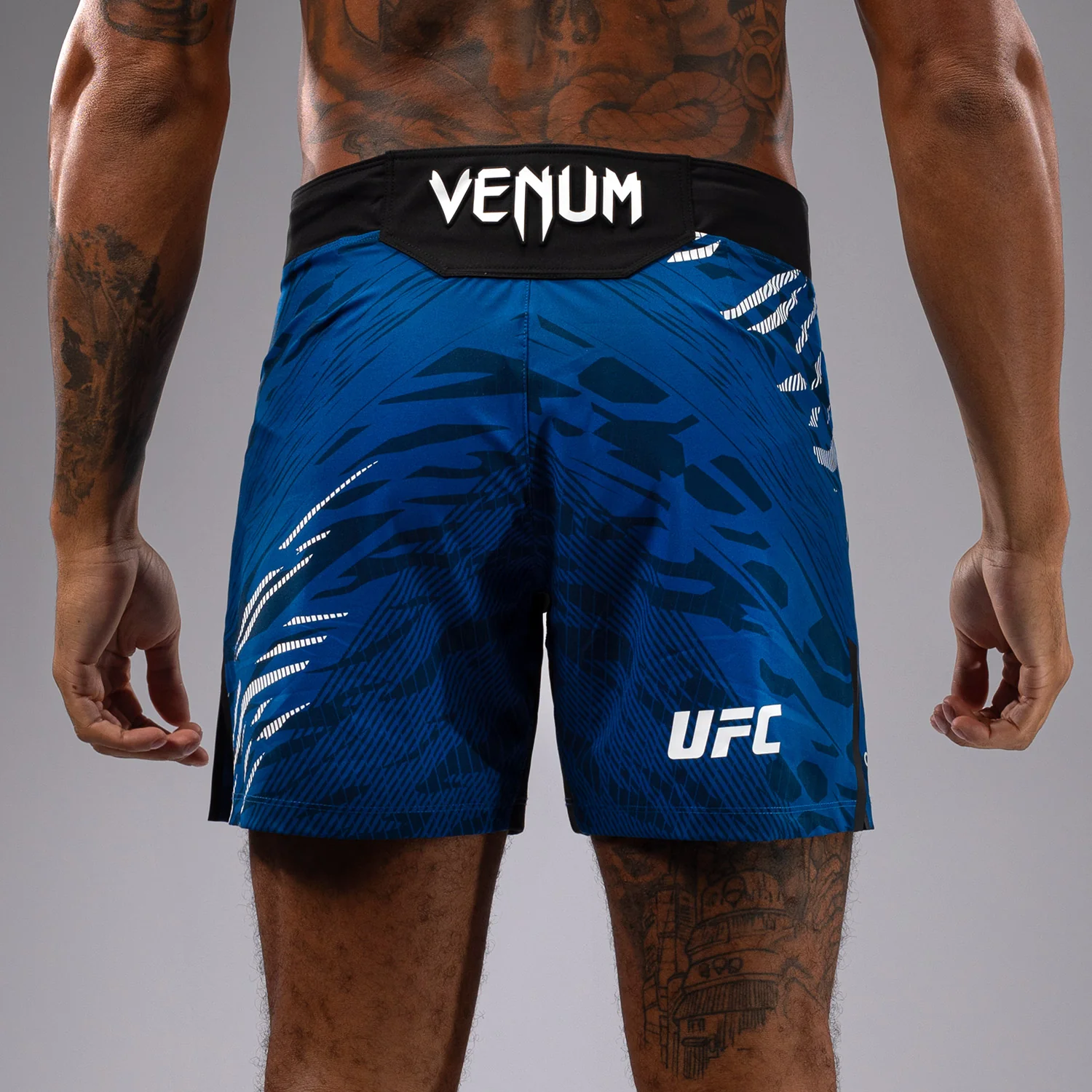 UFC Fusion by Venum Authentic Fight Night Shorts de Lucha para Hombre - Ajuste Corto - Azul - Image 6