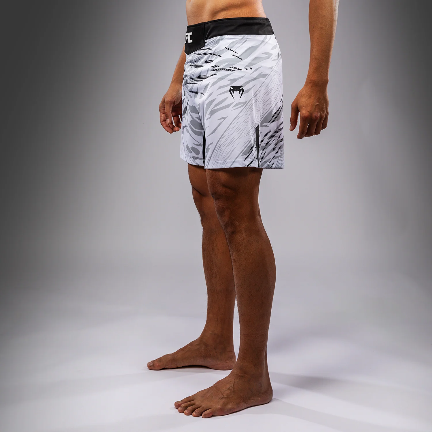UFC Fusion by Venum Authentic Fight Night Shorts de Lucha para Hombre - Ajuste Corto - Blanco - Image 3