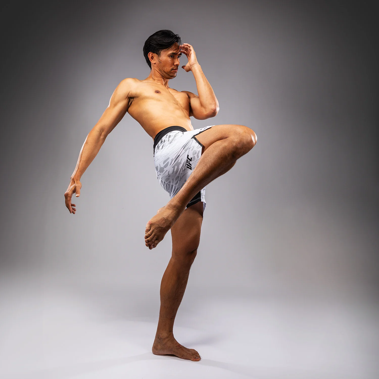 UFC Fusion by Venum Authentic Fight Night Shorts de Lucha para Hombre - Ajuste Corto - Blanco - Image 4
