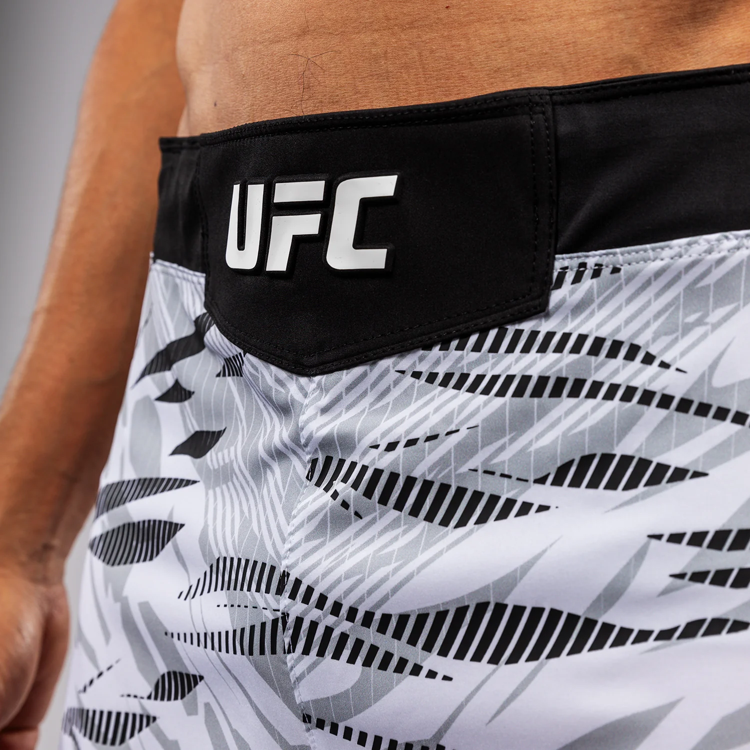 UFC Fusion by Venum Authentic Fight Night Shorts de Lucha para Hombre - Ajuste Corto - Blanco - Image 5