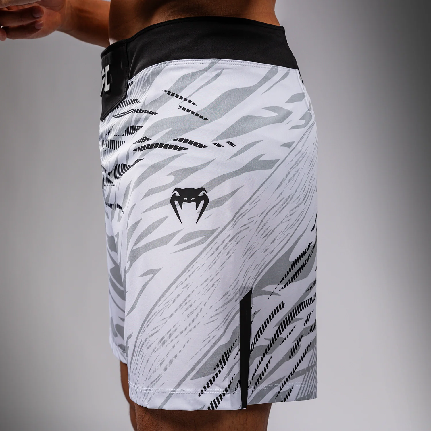 UFC Fusion by Venum Authentic Fight Night Shorts de Lucha para Hombre - Ajuste Corto - Blanco - Image 6