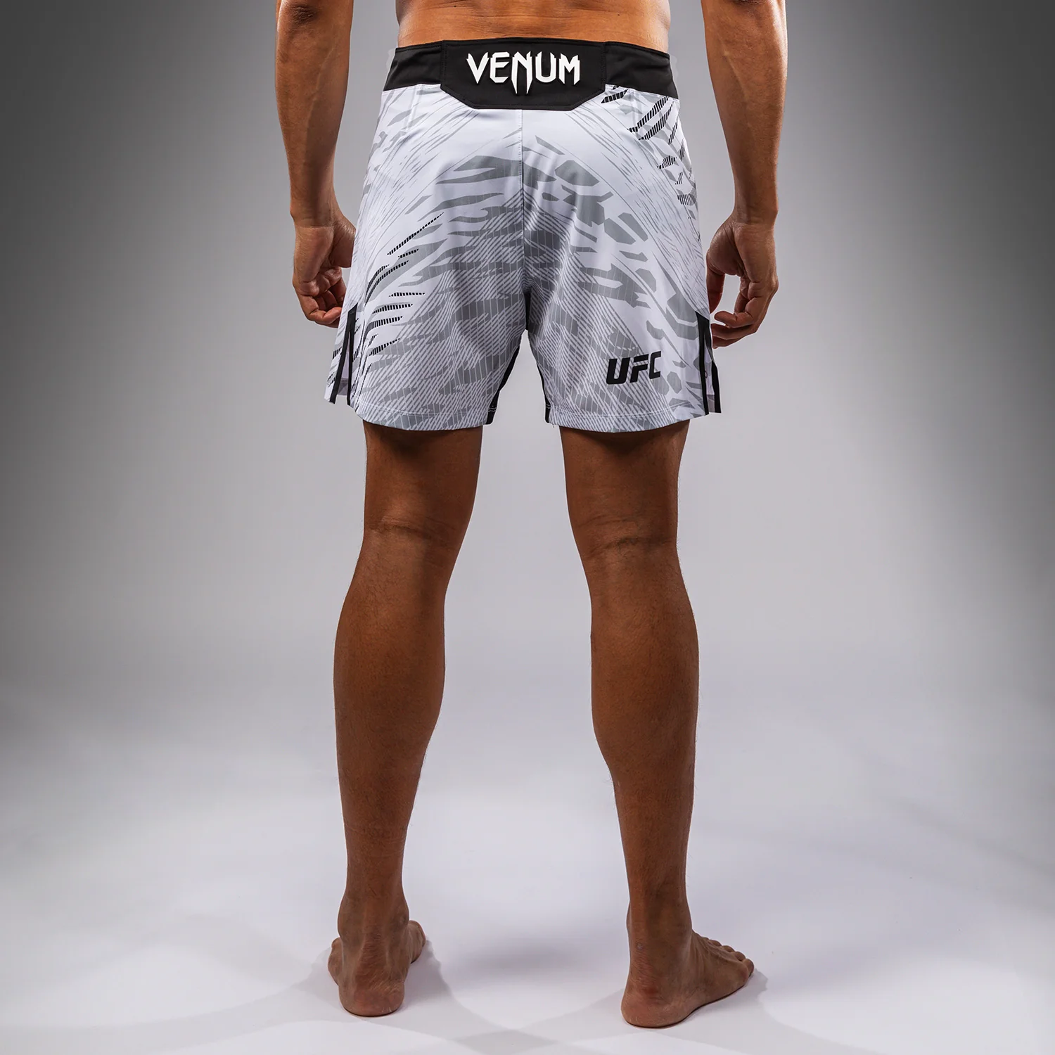UFC Fusion by Venum Authentic Fight Night Shorts de Lucha para Hombre - Ajuste Corto - Blanco - Image 7