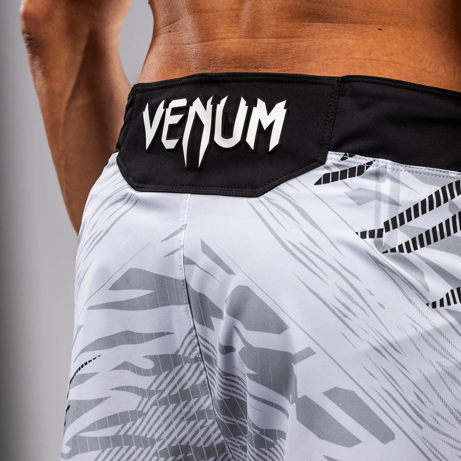 UFC Fusion by Venum Authentic Fight Night Shorts de Lucha para Hombre - Ajuste Corto - Blanco - Image 8