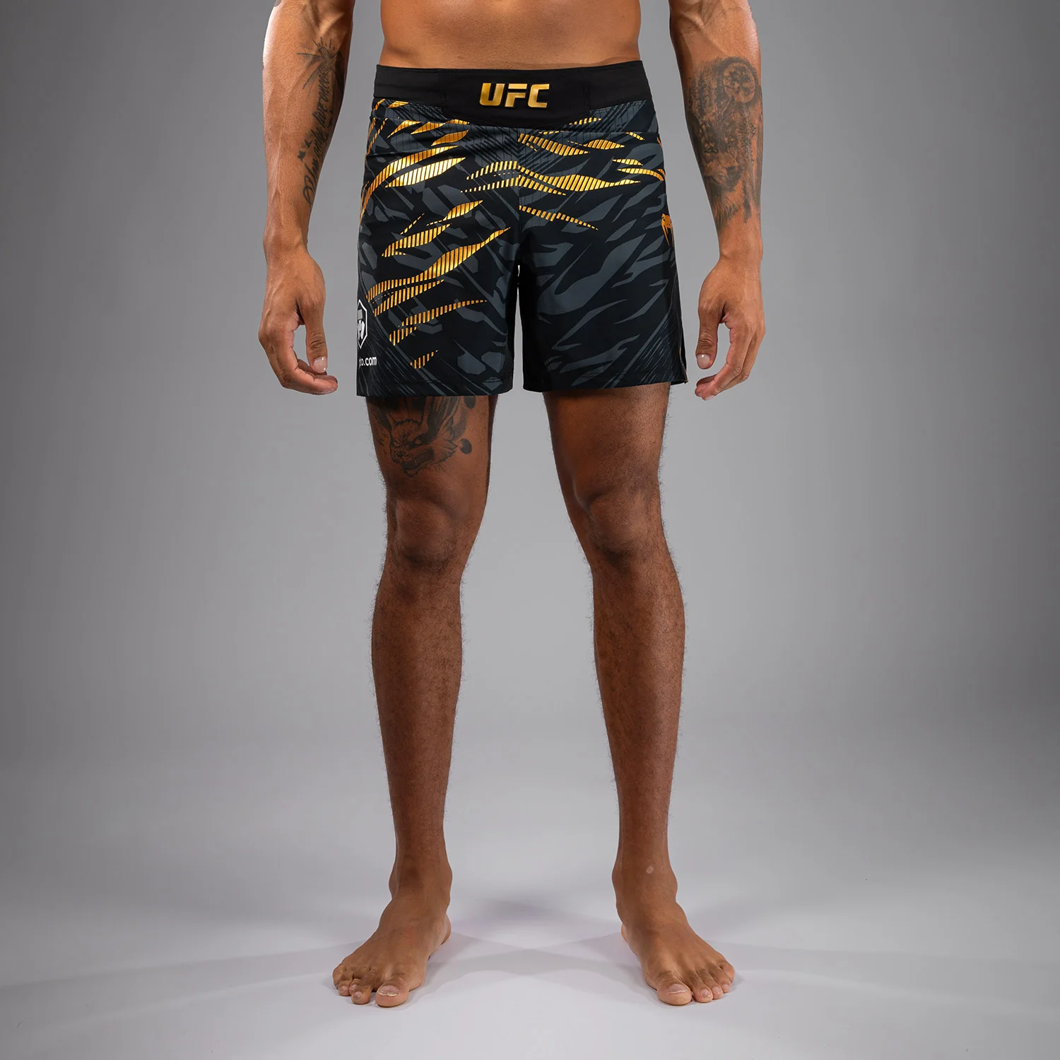 UFC Fusion by Venum Authentic Fight Night Shorts de Lucha para Hombre - Ajuste Corto - Champion